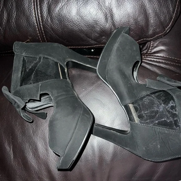 Elegant Black High Heels with Bow Accent - Picture 4 of 6